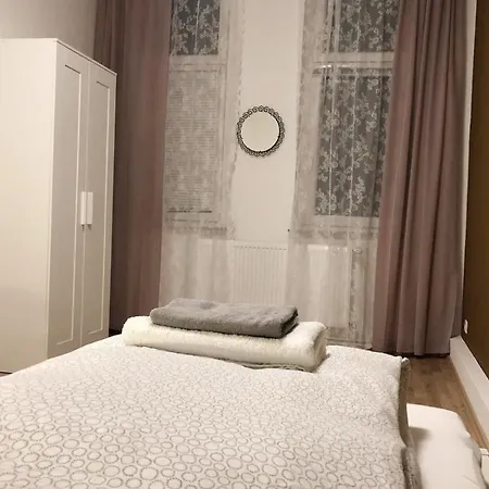 Cosy Three With Flatscreen Tv