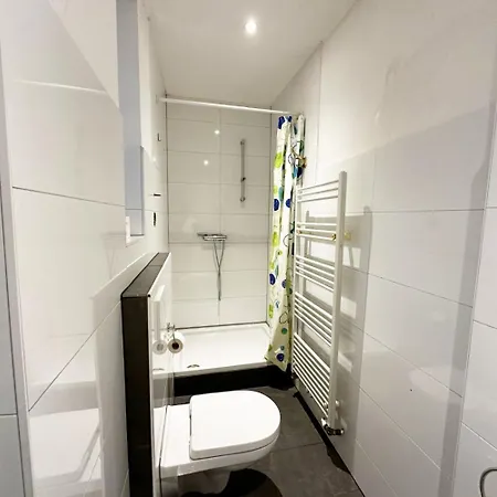 Cosy Three With Flatscreen Tv *