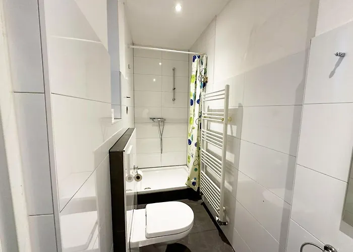 Cosy Three With Flatscreen Tv *